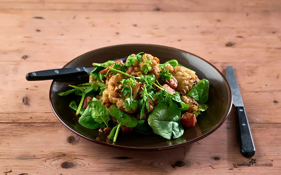 Salade van geroosterde bloemkool met tahin-dressing
