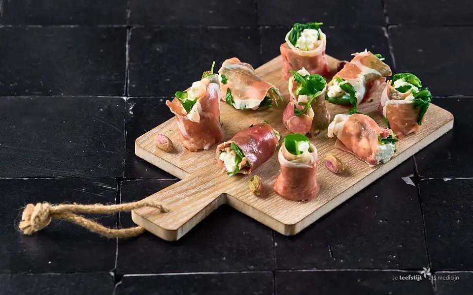 Serranoham gevuld met cottage cheese en pistachenoot