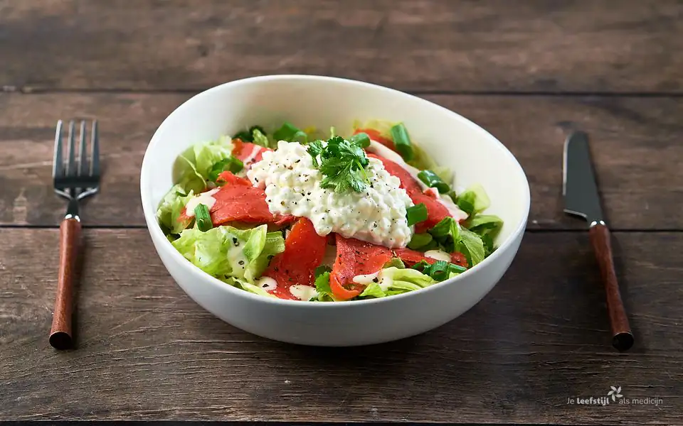 Sla met gerookte zalm, cottage cheese en mierikswortelmayo