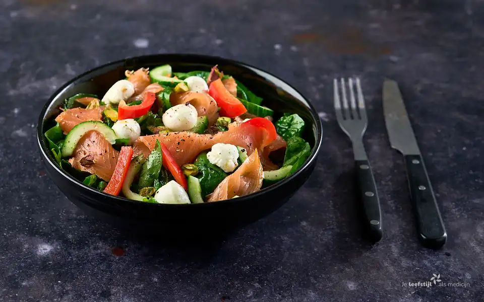 Spinaziesalade met gerookte zalm en pistache