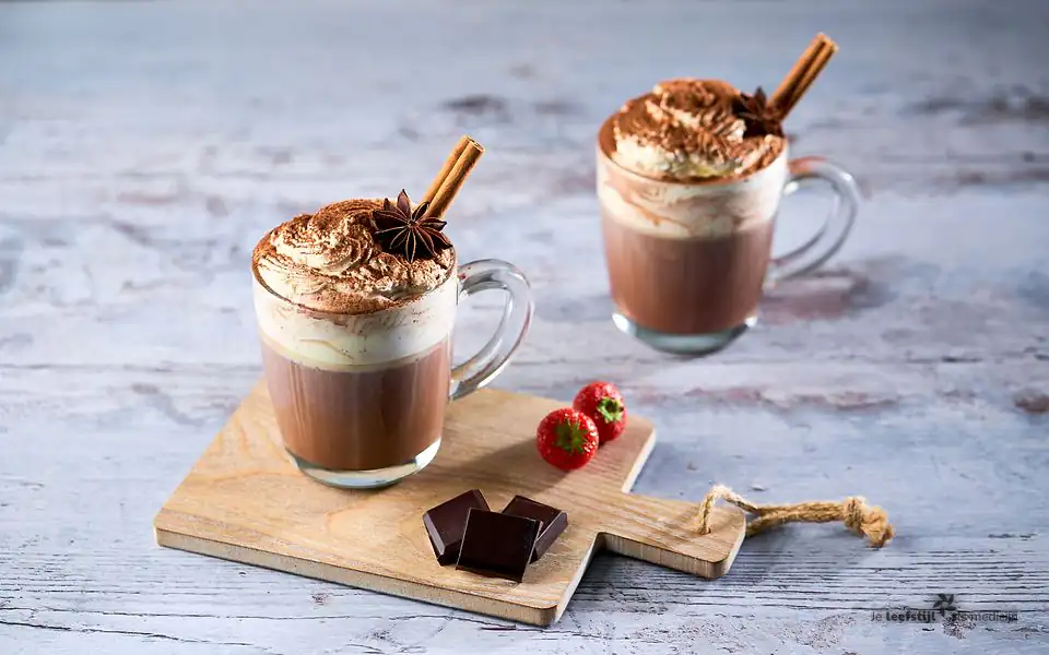 Warme chocolademelk met slagroom