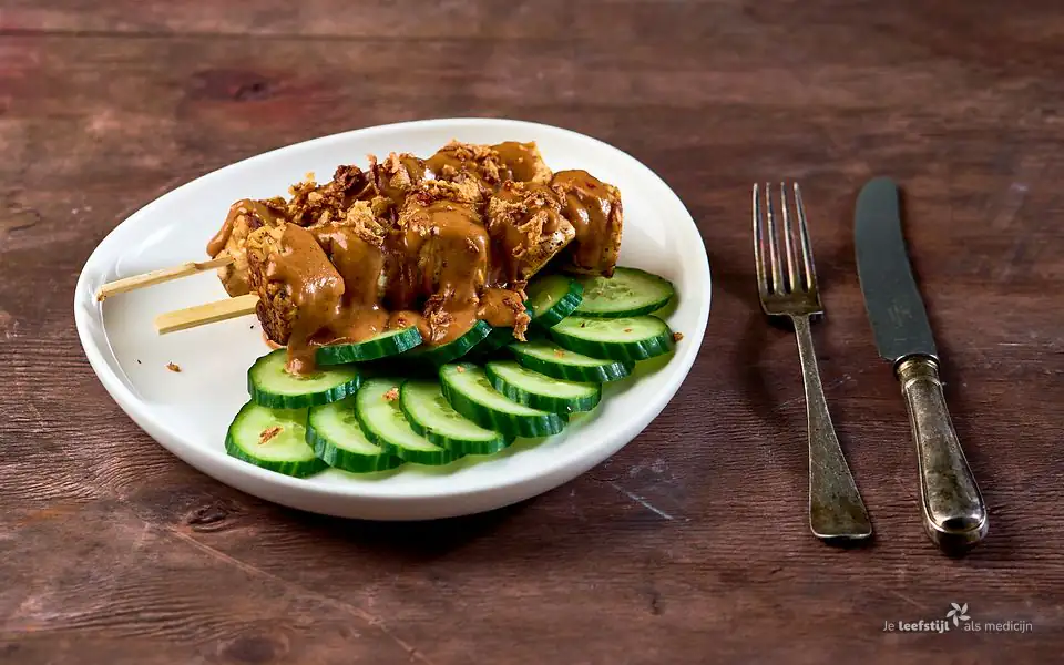 Tempeh-saté met amandel-pindasaus