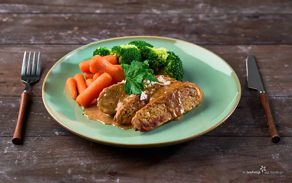 Tempeh-steak met amandelsaus, broccoli en wortel