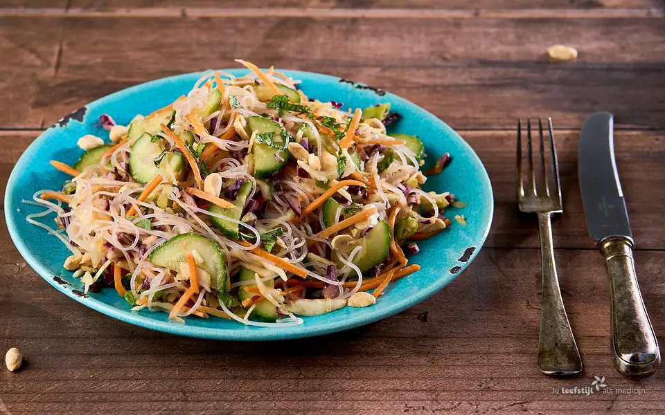 Thaise salade met glasnoedels en pindadressing