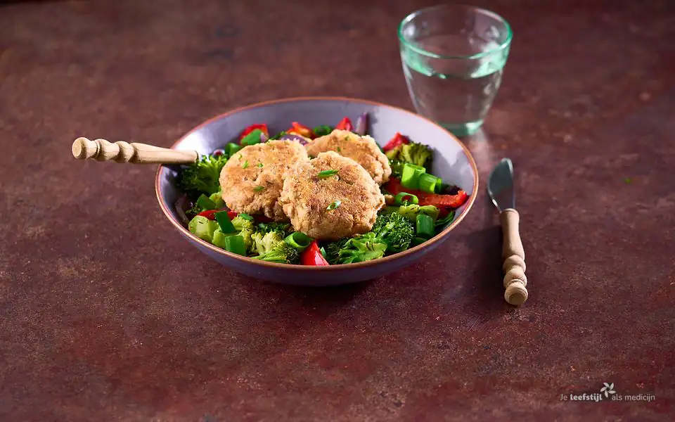 Tonijnburgertjes met gestoofde paprika en broccoli