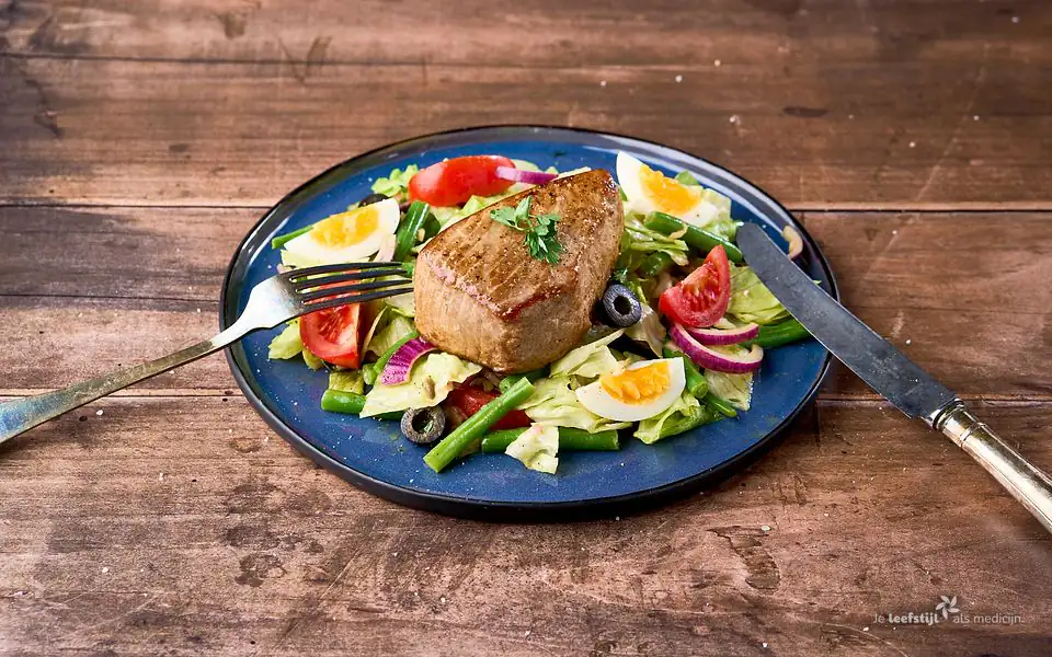 Tonijnsteak met gemengde salade en mosterddressing