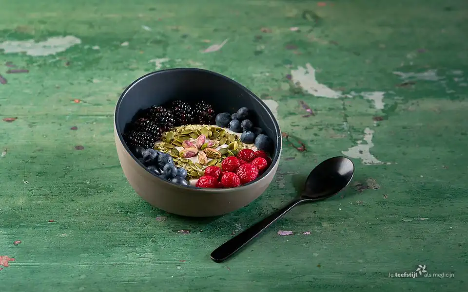 Volle kwarkbowl met pistachenoten zaden en fruit