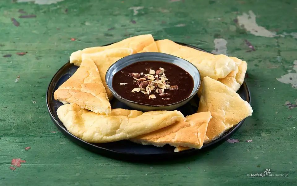 Wolkenbrood met romige chocolade-hazelnootdip