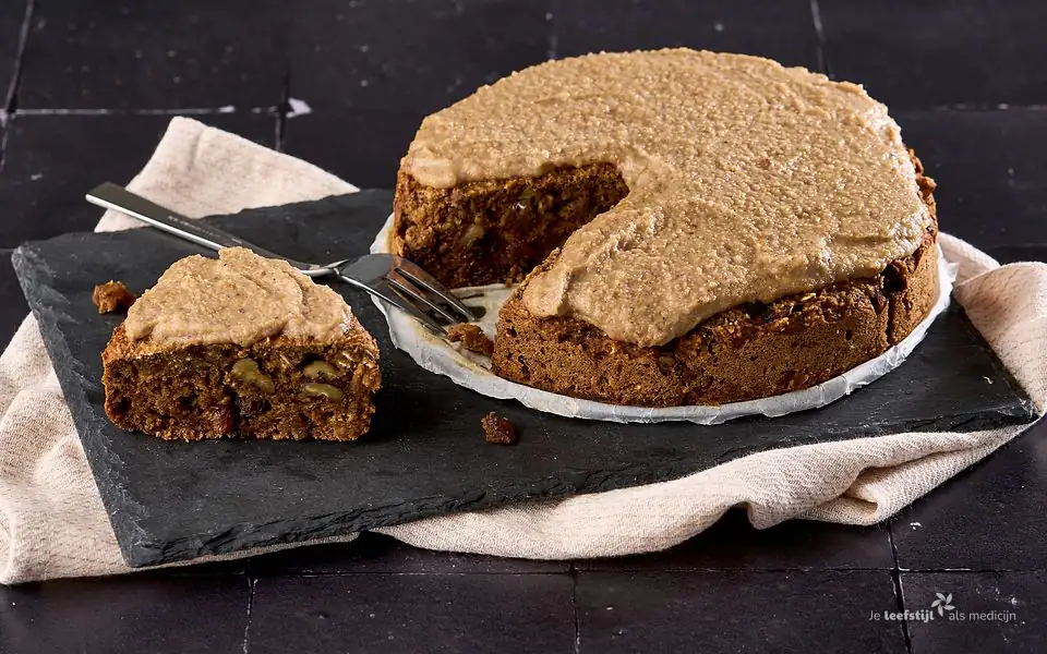 Worteltaart met dadels en cashewnoten