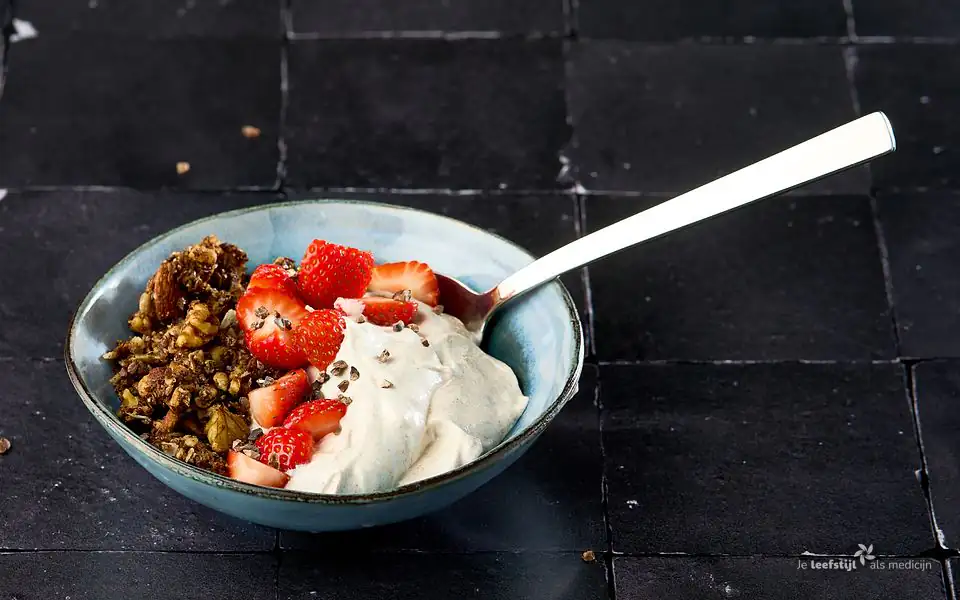 Yoghurt met aardbeien en kokos-noten cruesli