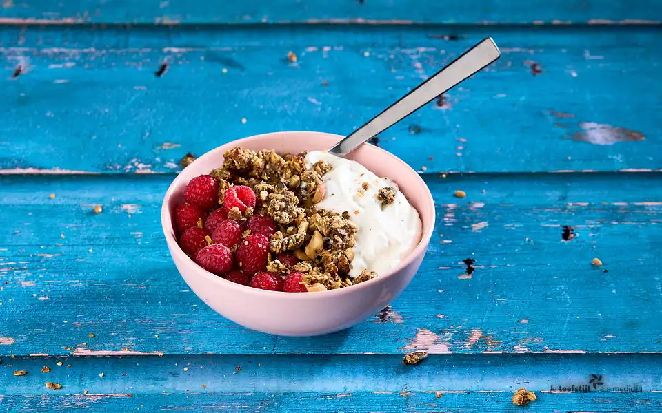Yoghurt met frambozen en granola