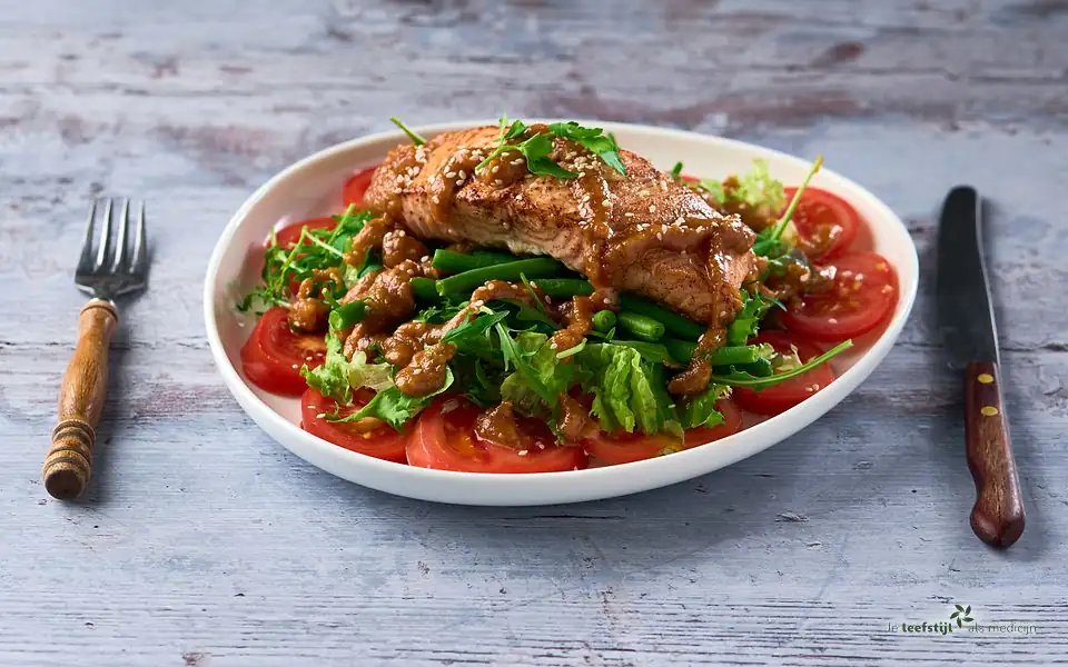 Zalm met tomaten-carpaccio en pindadressing