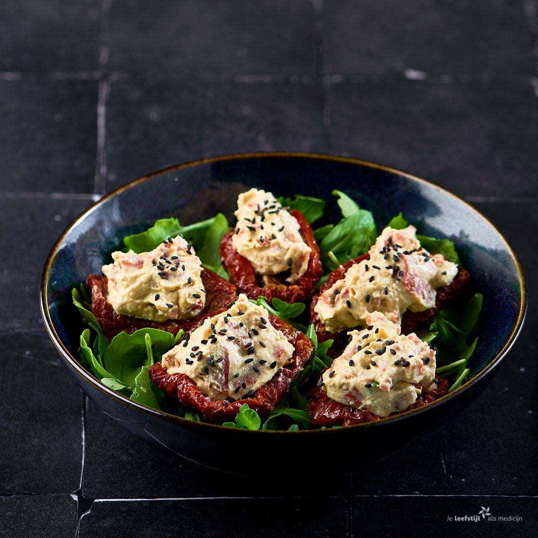 Zongedroogde tomaatjes gevuld met hummus en chorizo-image